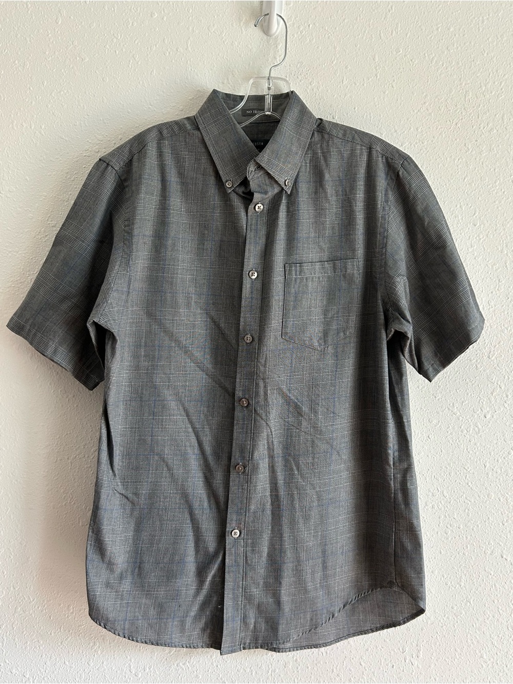 Van Heusen Button Front Shirt Men's Size S Gray Plaid Short Sleeve Casual